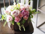 【生花アレンジメント】季節のお任せバスケットアレンジメント