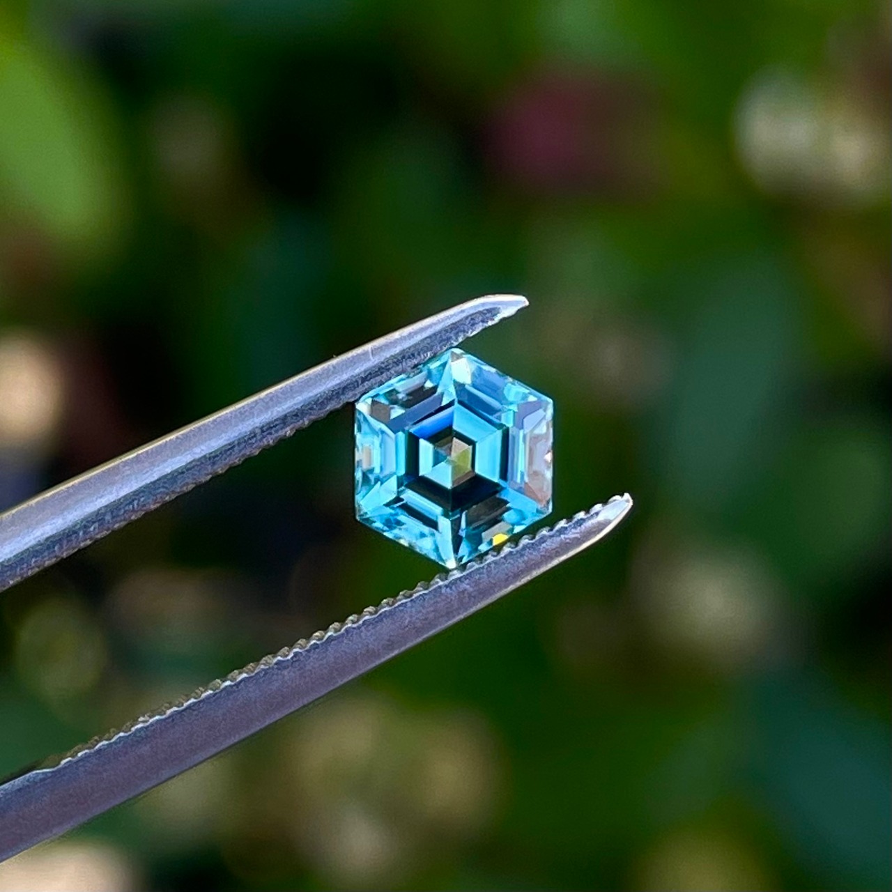 ヘキサゴンカット ブルージルコン 4.6-5.1mm, カンボジア産