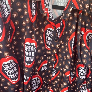 個性的ロングシャツ