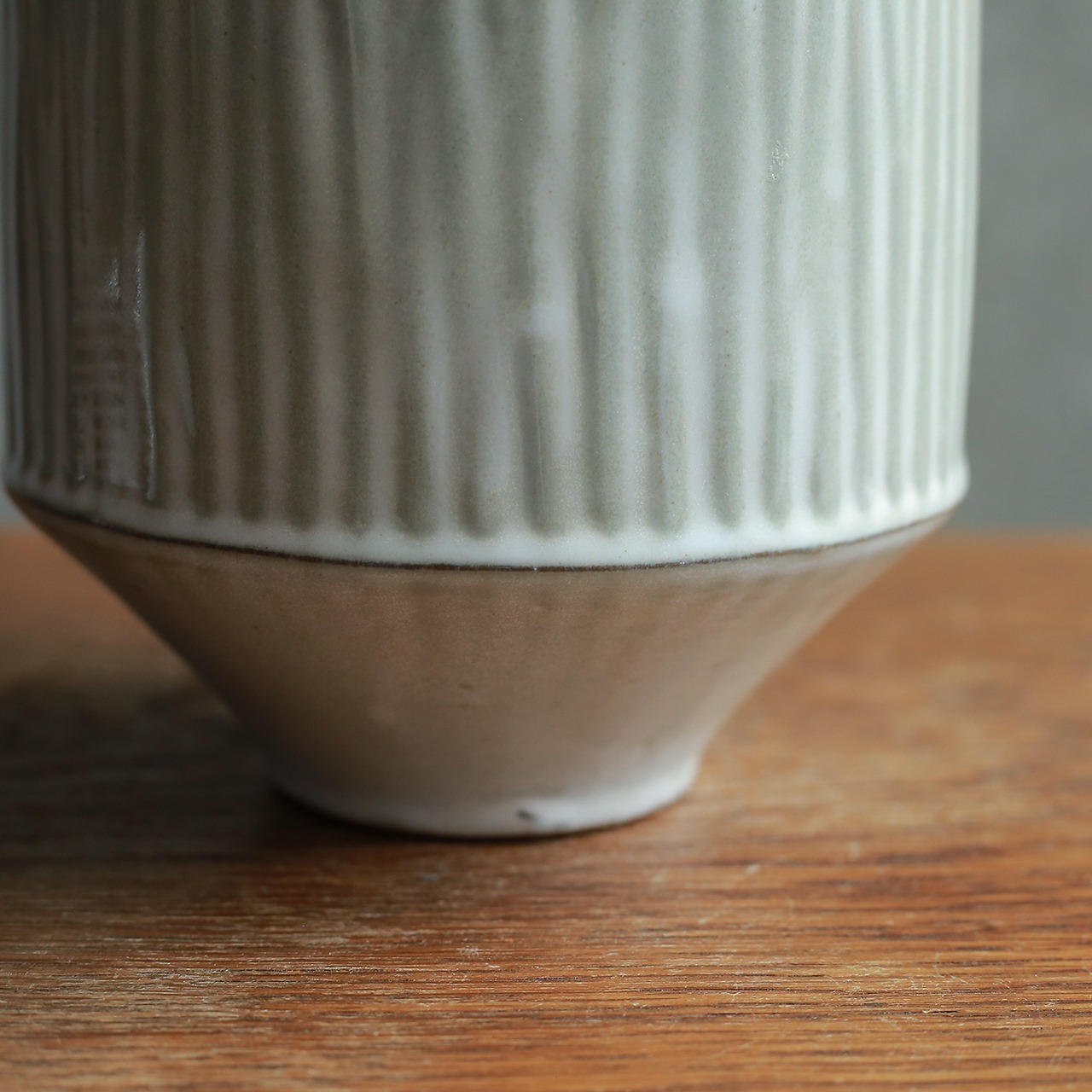 北欧感じる、陶器の上品なフラワーベース 1