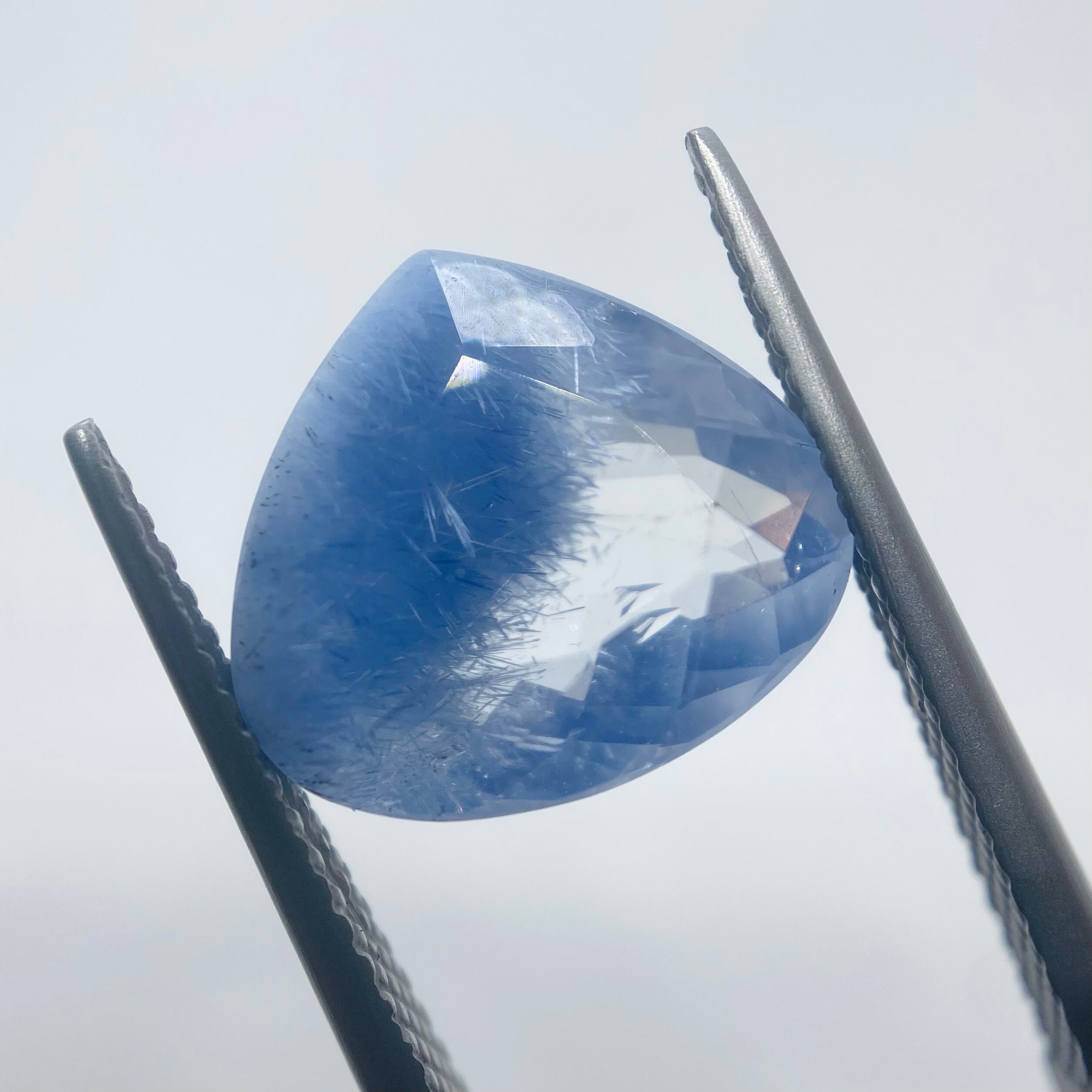 バイカラーなデュモルチェライトインクオーツ