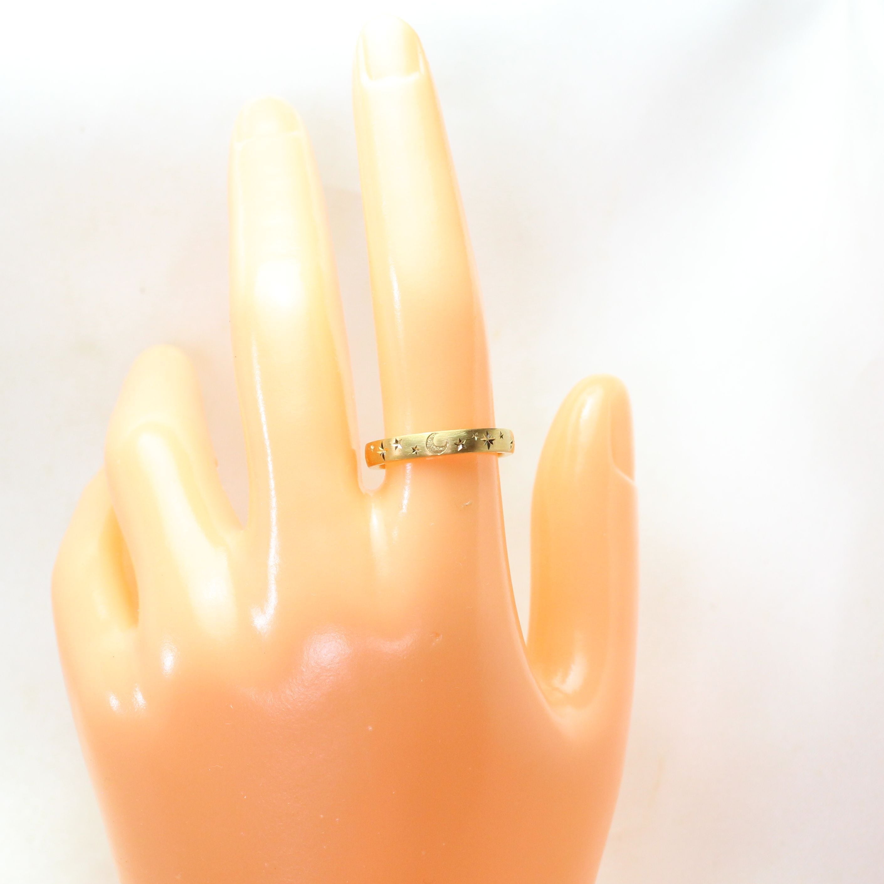 K18 リング　幅5.2㎜　彫り一周浅いです、　16号アップ　3.59 g K18YG 手彫りリング(月・星) | Atelier Ozaki