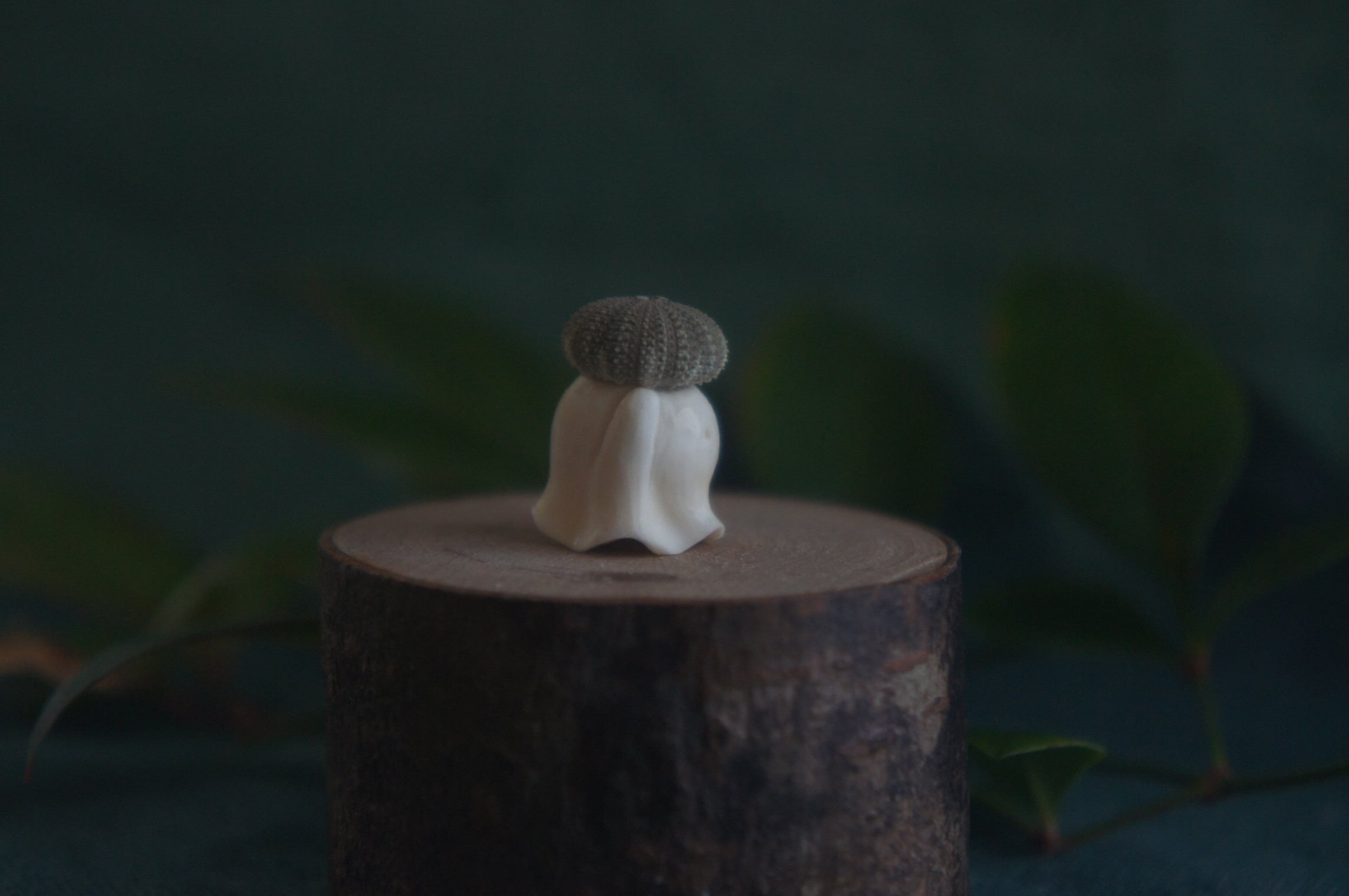 鹿角彫刻「兎角亀毛」うにの帽子をかぶったおばけ【5】 | deer bone 