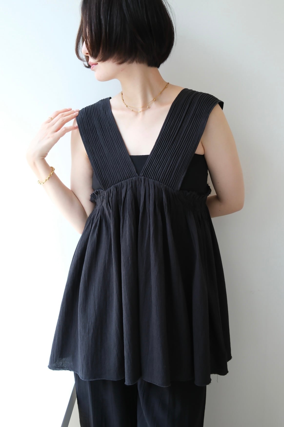Hella ヘラ　cotton crepe gather top Hella cotton crepe gather top コットンクレープギャザートップス