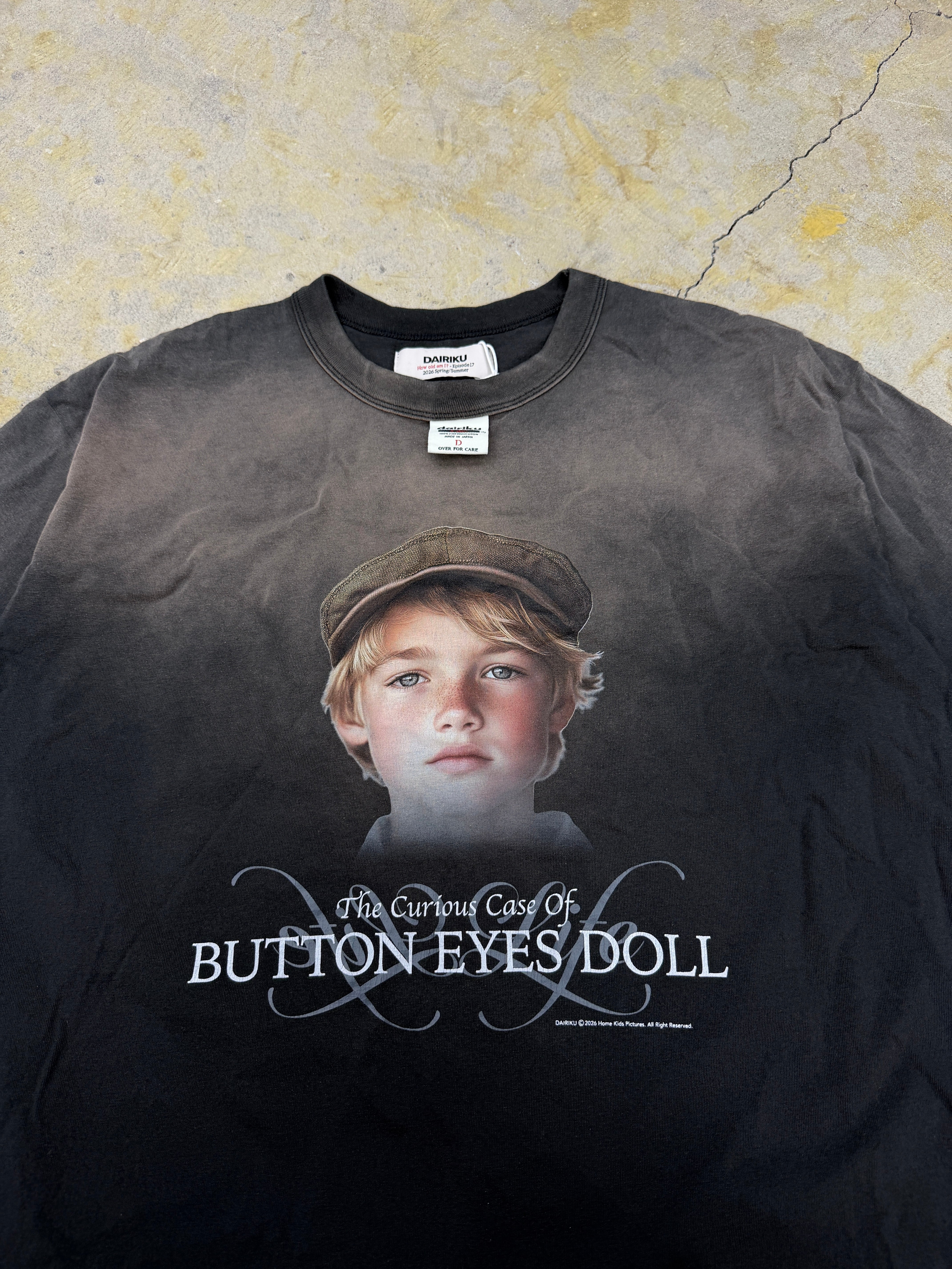 トップス DAIRIKU 26SS BUTTON EYE DOLL SUNBURN TEE DAIRIKU | BUTTON EYE DOLL Sunburn H-S Tag Tee | Sunburn Black | HOWDAY