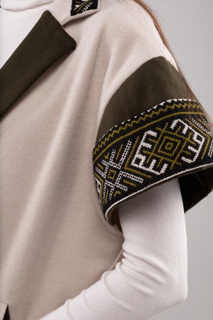 ウクライナ産プレミアムウール100%スリーブレスジャケット（白）平行縫い　手刺繍