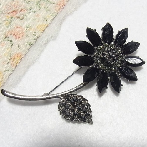 黑い大ぶりのフラワーブローチ　コスチュームジュエリーのセール通販　10008B