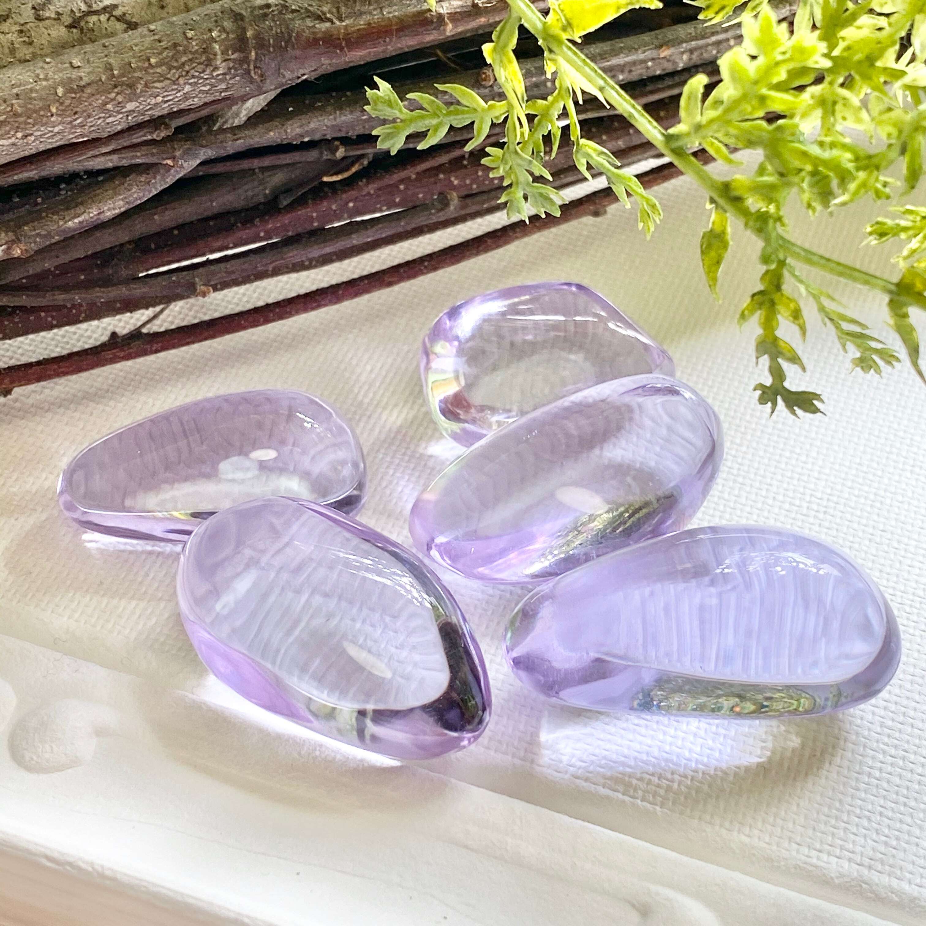 インドネシア産アンダラクリスタル お守り石(布ケース付き) ラベンダー