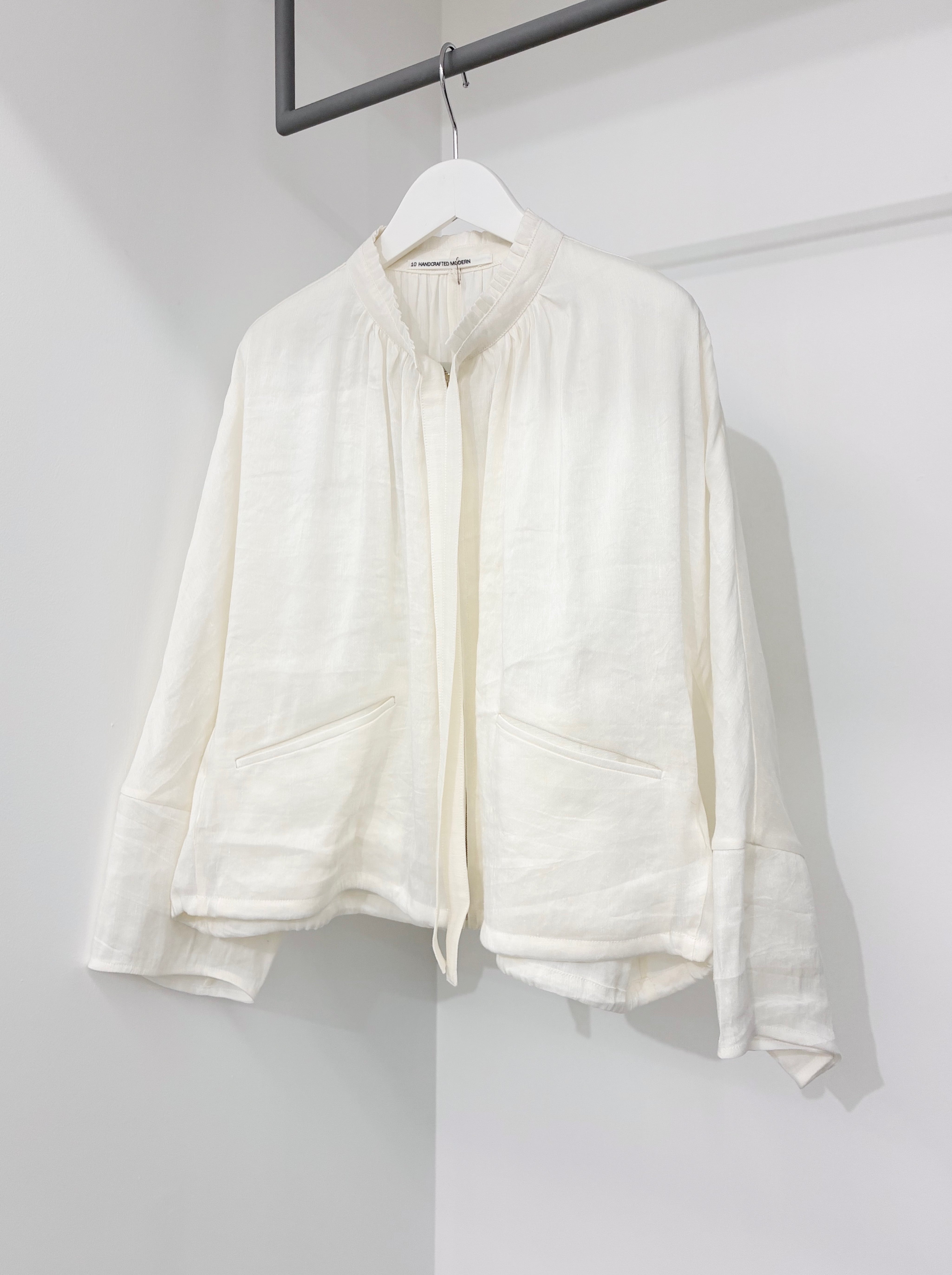 TENNE HANDCRAFTED MODERN frill collar blouson/ white | doodle
