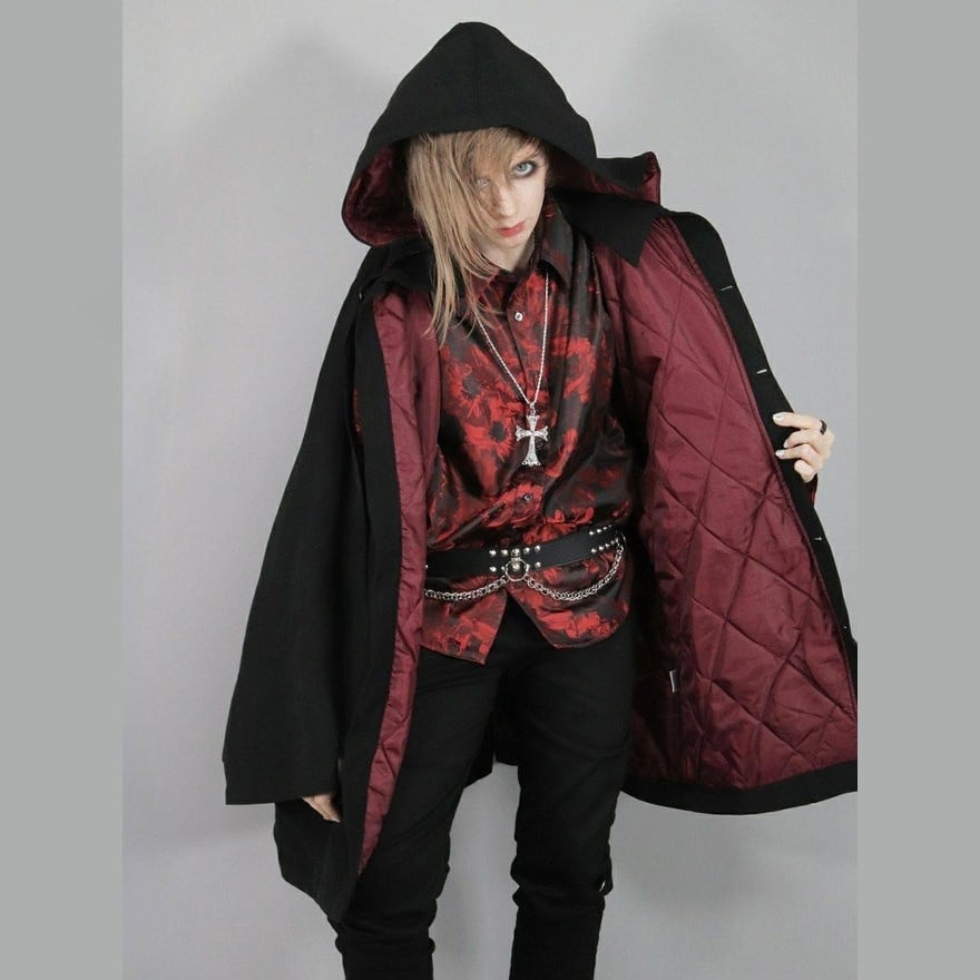 ゴシック寄りサブカルスタイルに取り入れやすい、フード付き多穿設計のケープ風アウター
