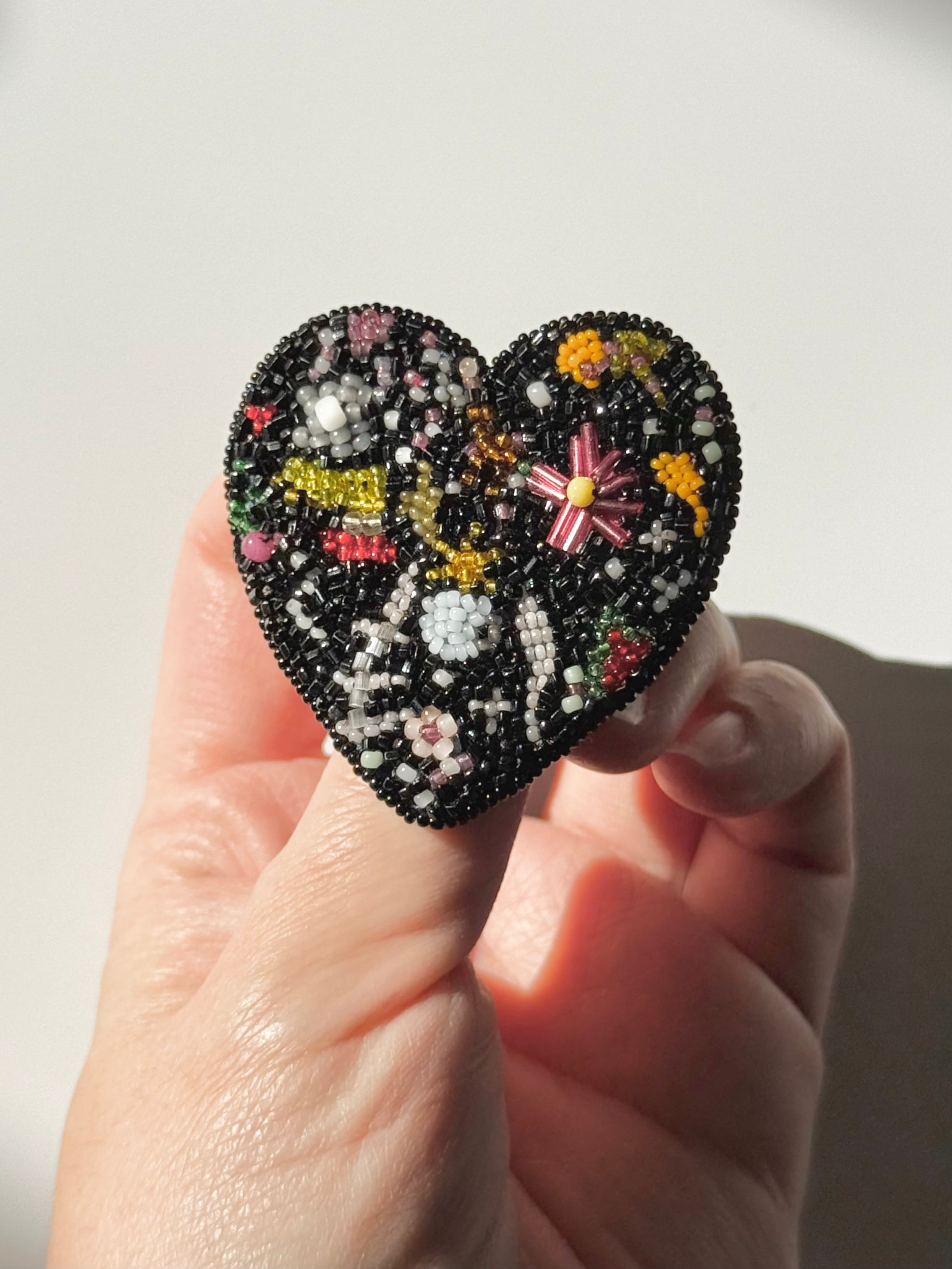liberty broach heart B/ビーズ刺繍ブローチ | taupe