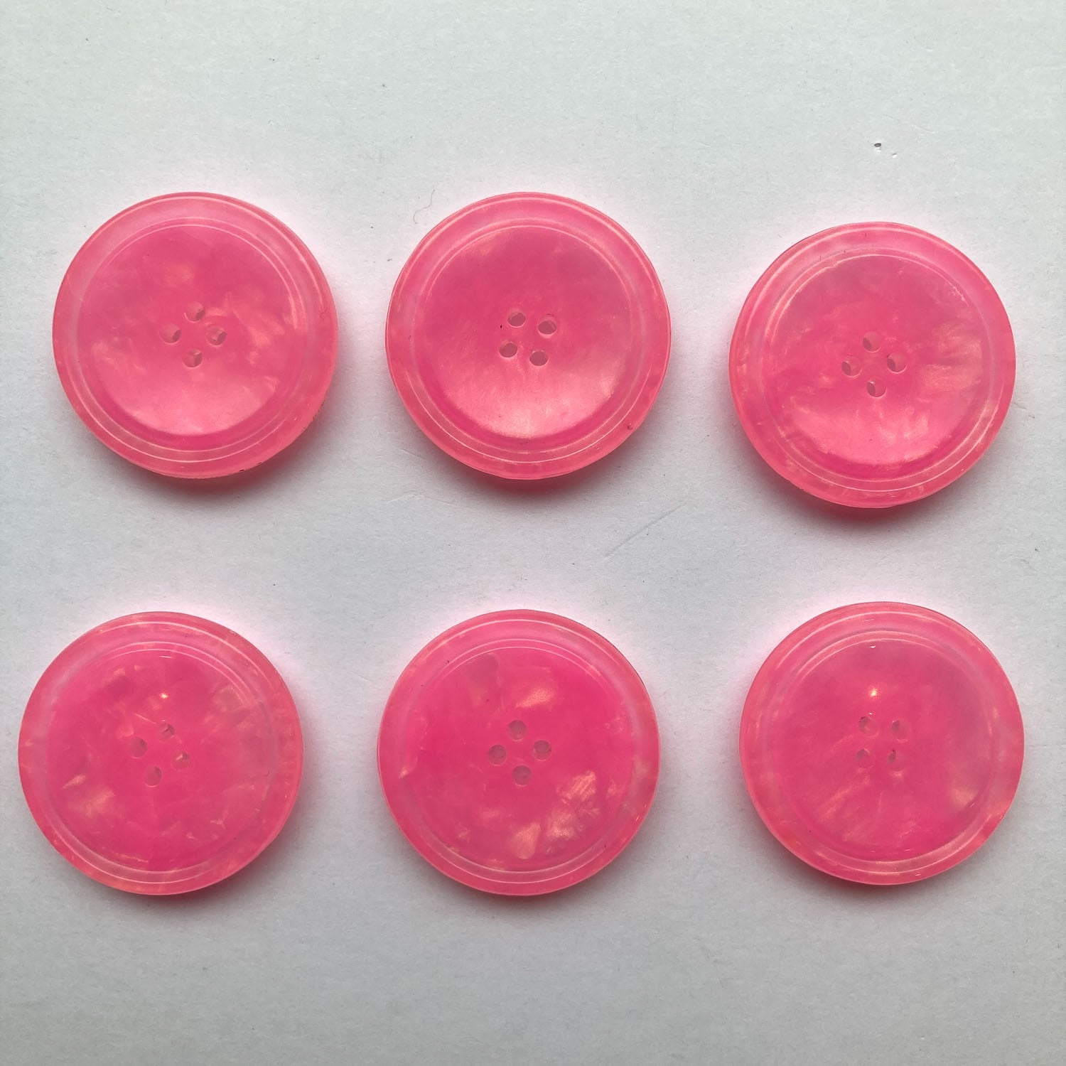 ピンク4つ穴ボタン（30mm） | Dua-アクセサリーパーツショップ