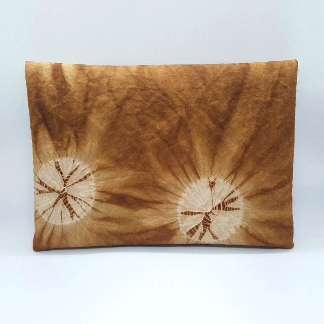 伝統とモダンの数寄屋袋 - 数寄屋 de manimani <柿渋絞り染め> │ 雲ゐ (Kumoi textile)