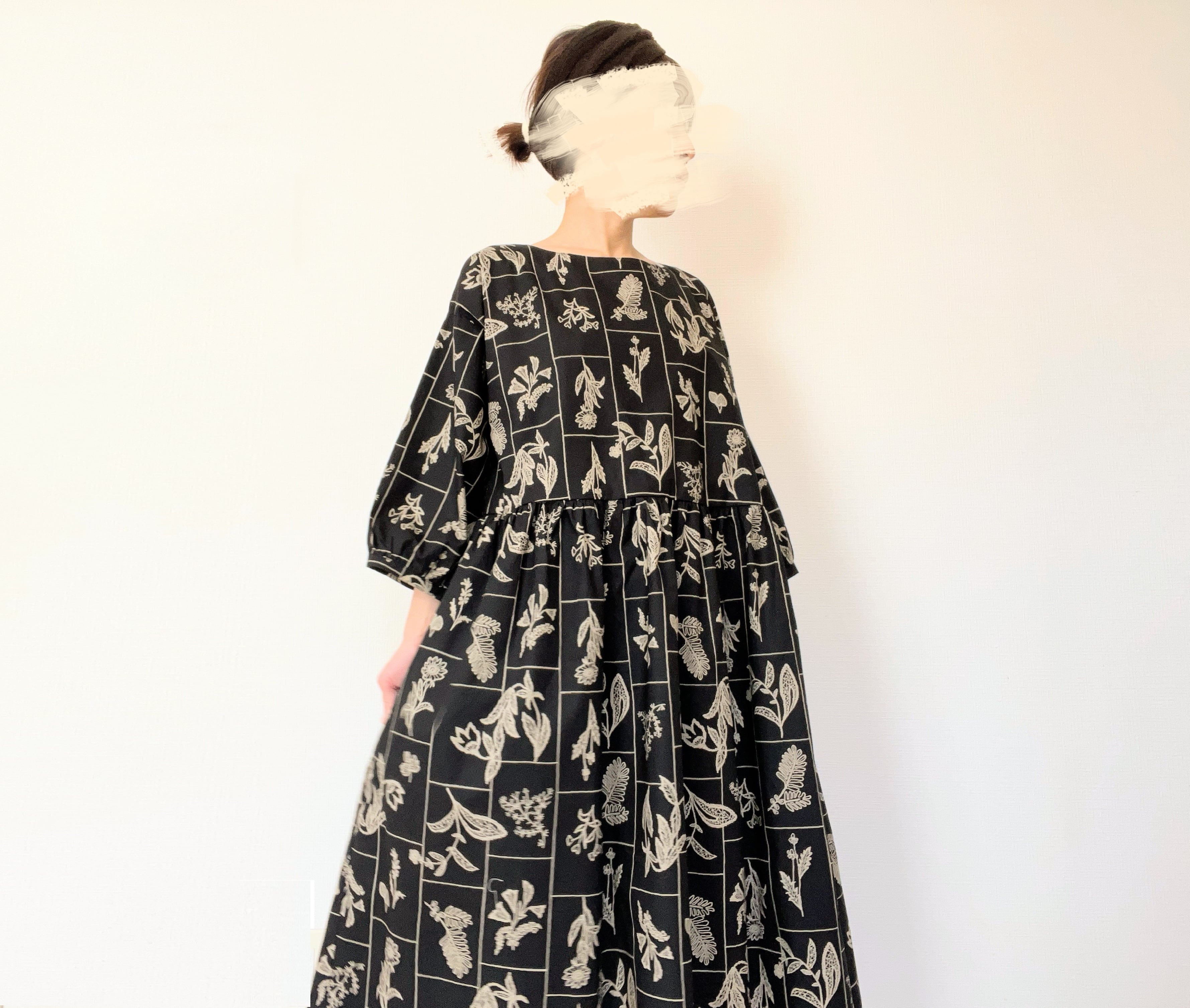大人の花柄ブラックワンピース＊刺繍調の植物標本＊七分袖＊ゆったり