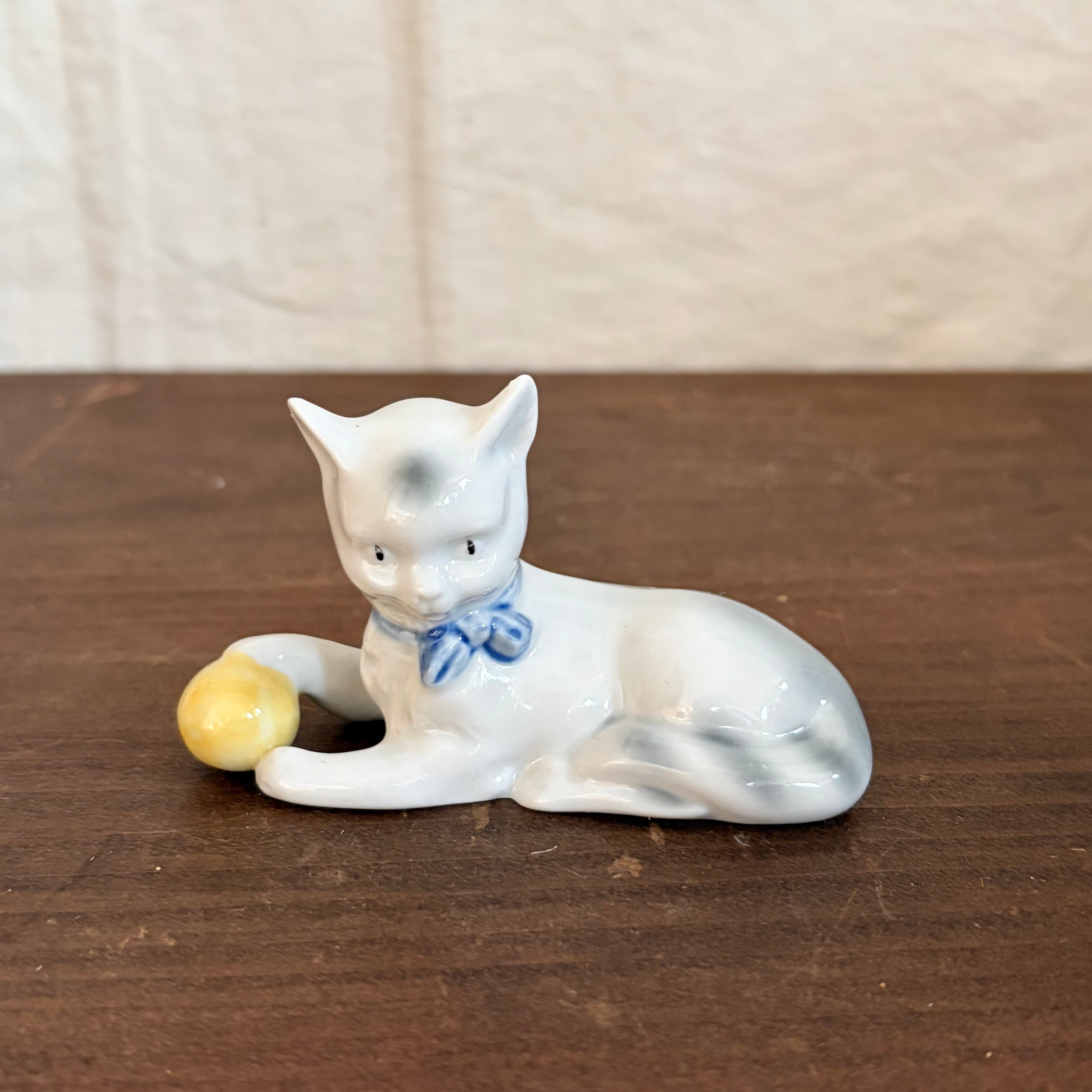 ボールを持ったねこ