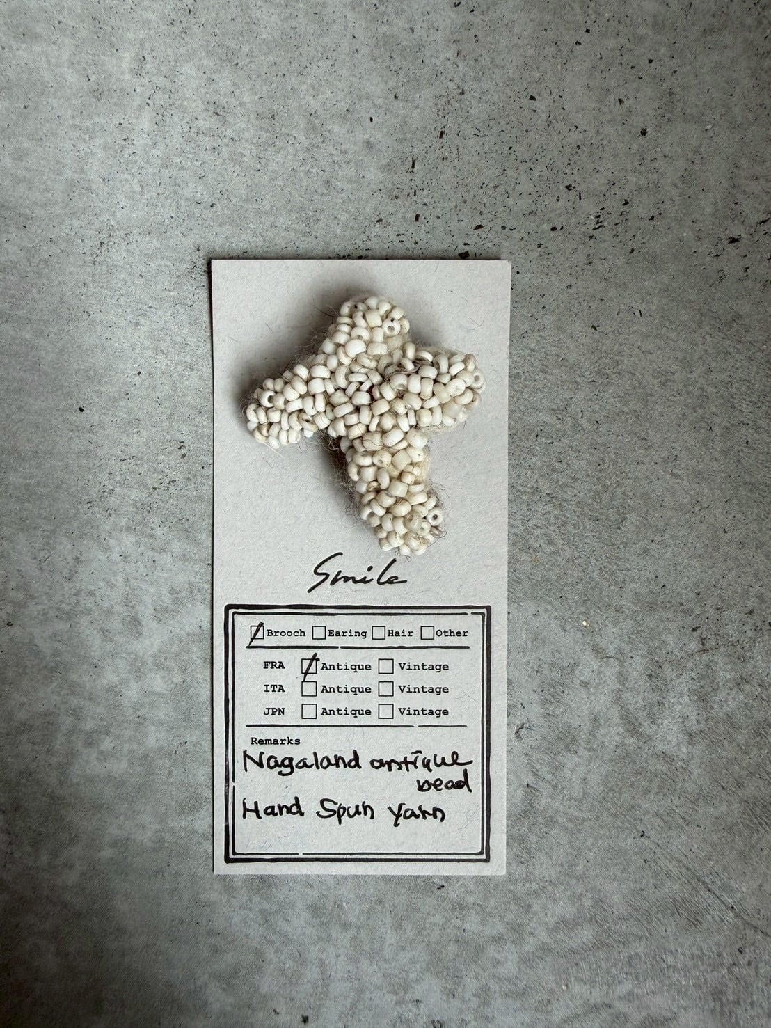 装身具「SmiLe」 №7 antiquebeadsブローチ・クロス