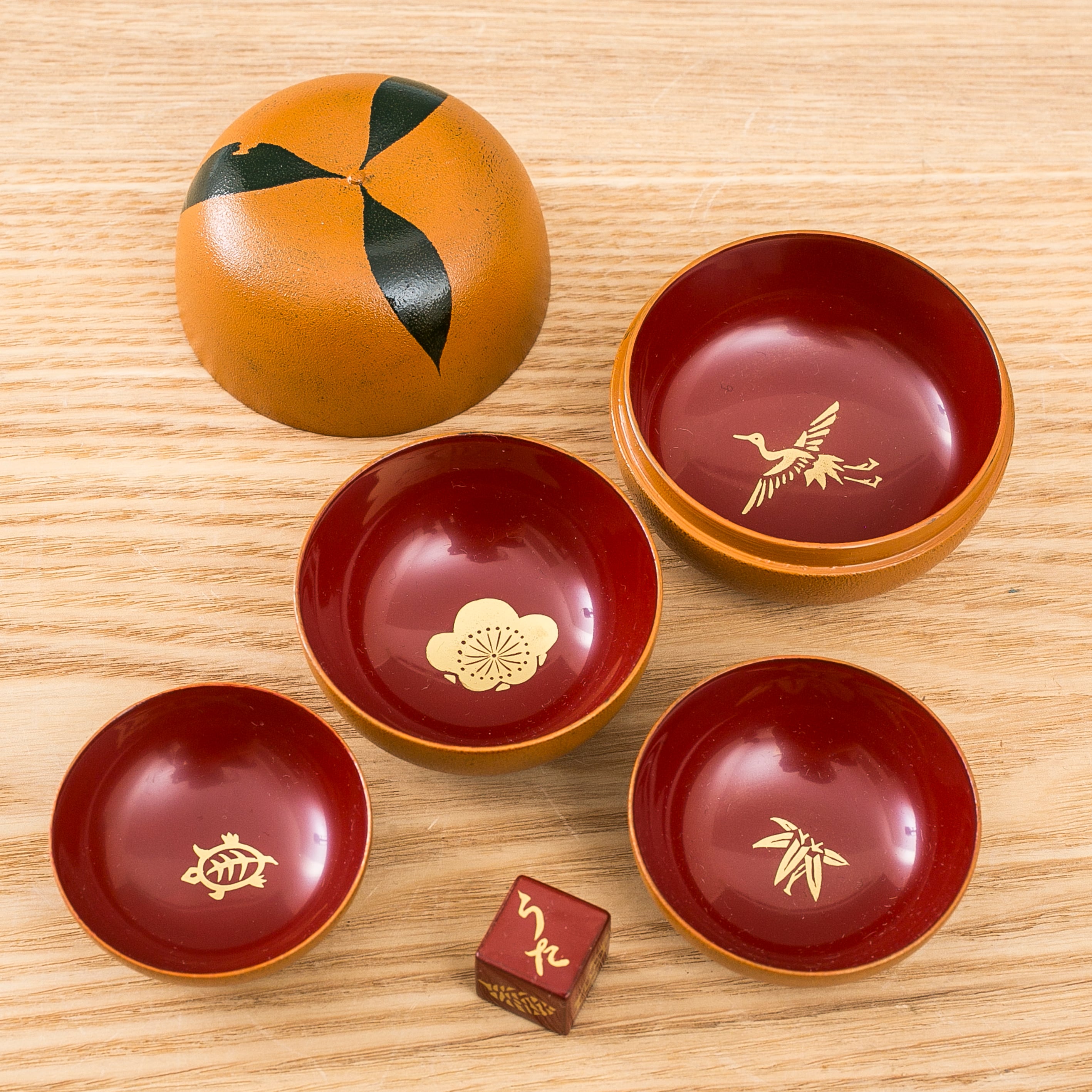 山田平安堂 橙 座興盃 乾漆 蒔絵 内朱 鶴亀 松竹梅 入れ子酒器 重ね盃