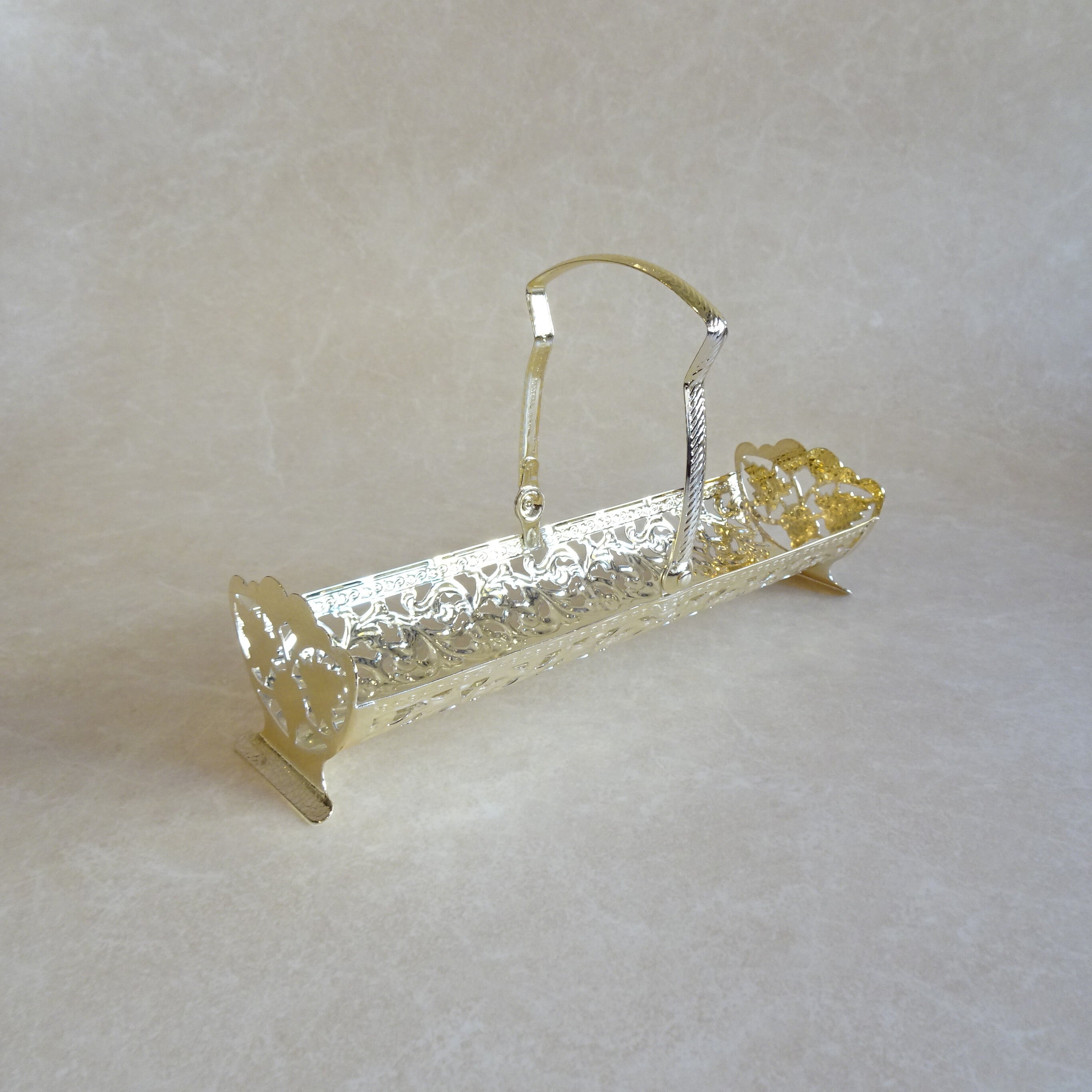 英国製 横長の取っ手つきゴールドバスケット