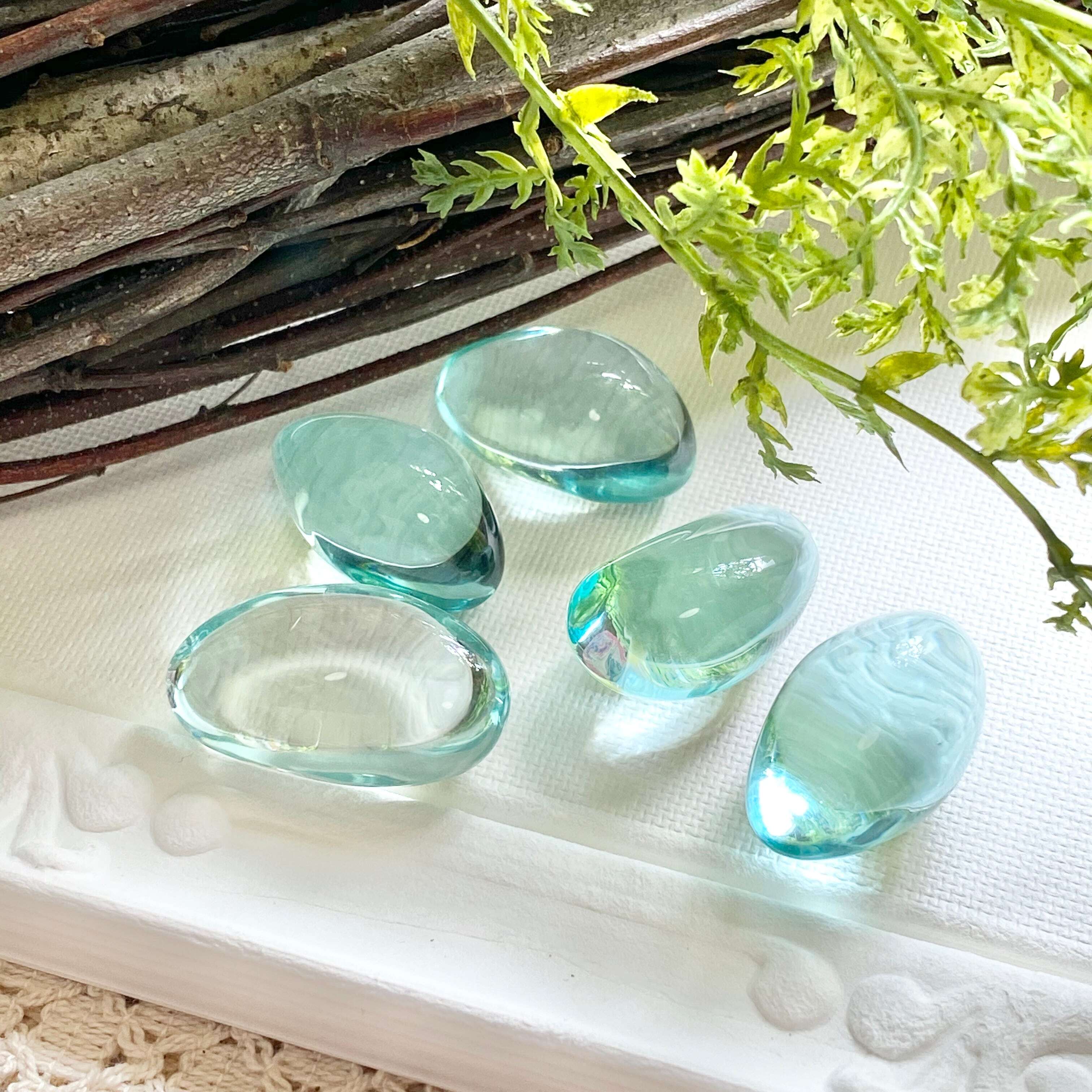 インドネシア産アンダラクリスタル お守り石(布ケース付き) アクアブルー