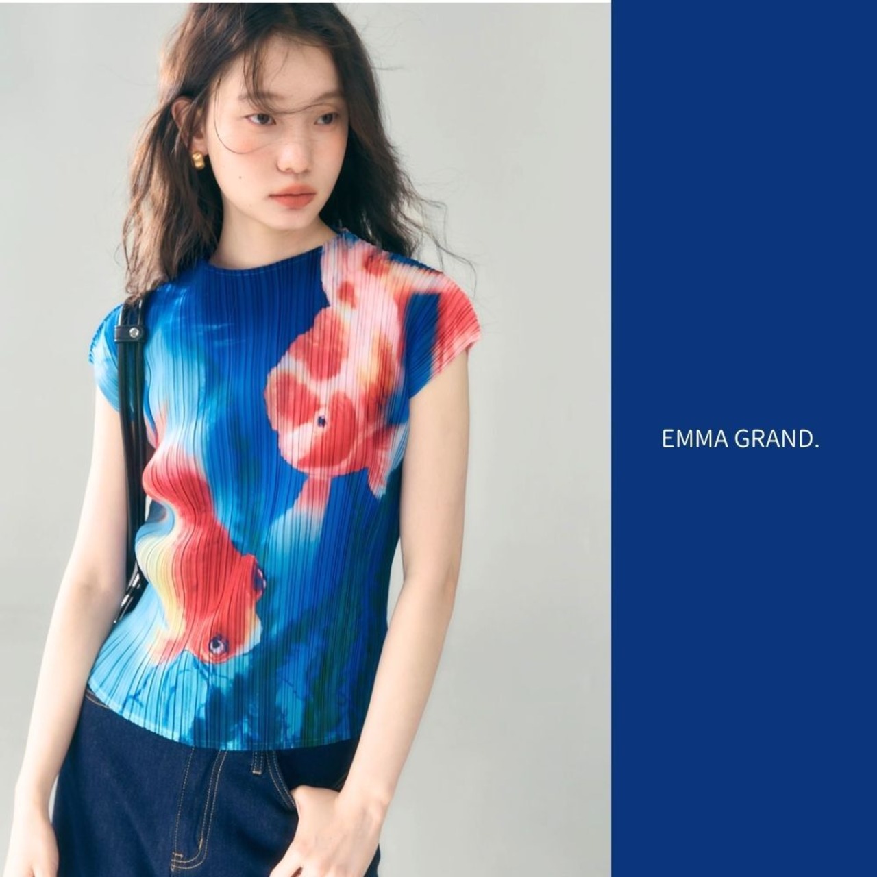 水草揺れる夏の冷たい水面で泳ぐ金魚のプリーツ半袖トップス　E00571