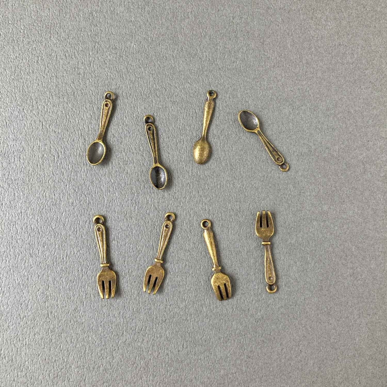 アンティークゴールドのチャーム2つ 日本紐釦貿易 チャーム用キーホルダー アンティークゴールド 全長約