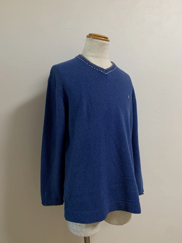 Layered Design Stitched V-Neck Sweater "Hush Puppies"