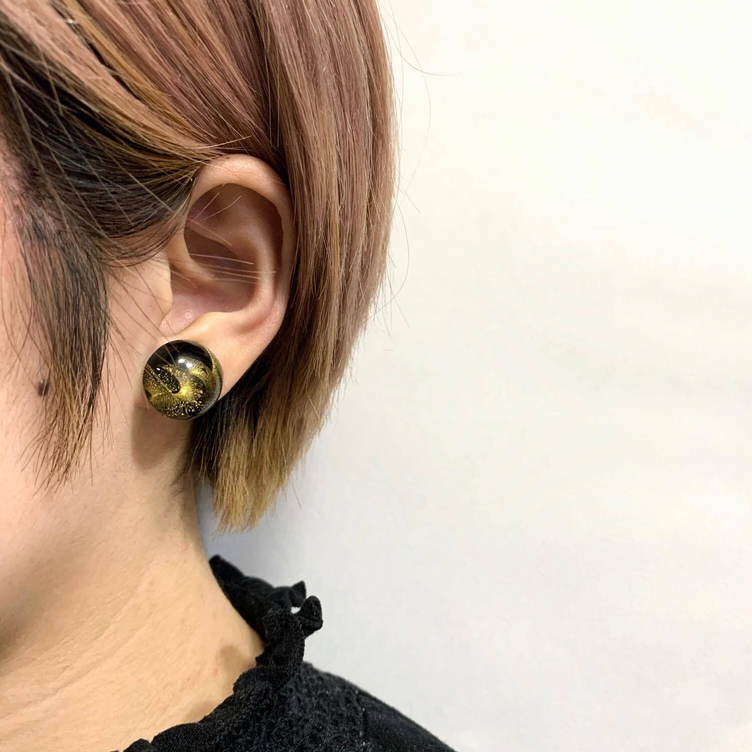 185 ゴールドラメ入りガラスドームと黒✖︎ブラウンアクセ　ピアスorイヤリング fd7cca7ff54ee34c7b13245243c6b3