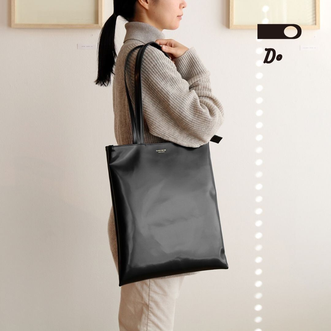 クラスカ バッグ BANK トートバッグ レディース メンズ 日本製 CLASKA 鞄 カバン トート 肩掛け ファスナー付き マチなし 大きめ おしゃれ かわいい 可愛い 合成皮革 シンプル シック プレゼント ギフト ブラック DO 32110200 Cs003