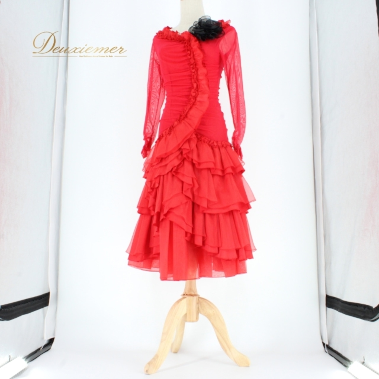 社交ダンス 衣装 スタンダード ドレス ワンピース パーティドレス レディース 赤 黒 ブラック系 レッド系 フリル レース コサージュ 長袖 ポリエステル ナイロン ポリウレタン 日本製 ストレッチ 取り外し可 縦長 シルエット 華やか 丈長 着痩せ フォーマル ダンス用 衣装 ライブ 演出 カジュアル パーティー用