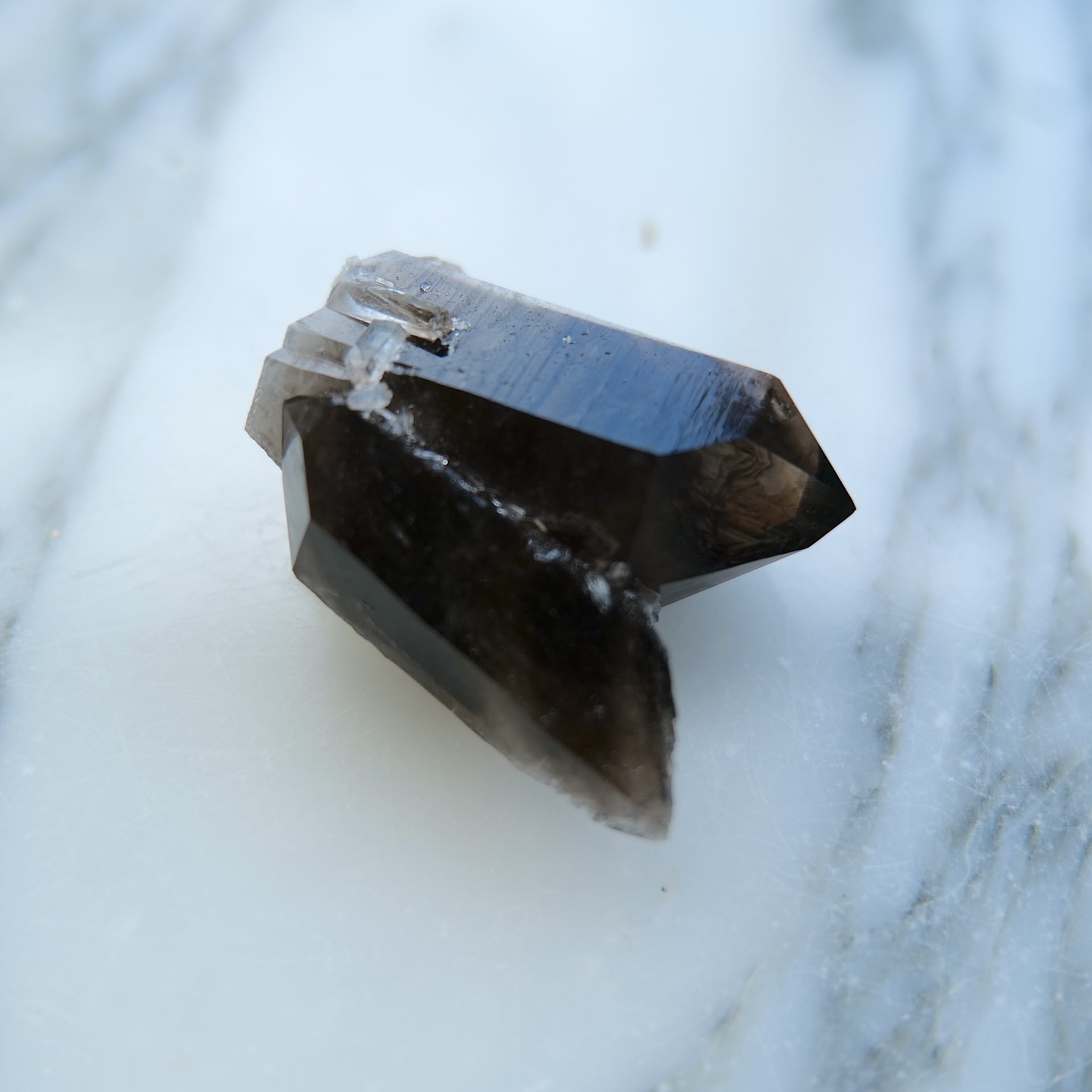 【意識を現実に定着させ、揺るがぬ軸をつくる大地の水晶】アーカンソー産スモーキークォーツ天然石 M3_1