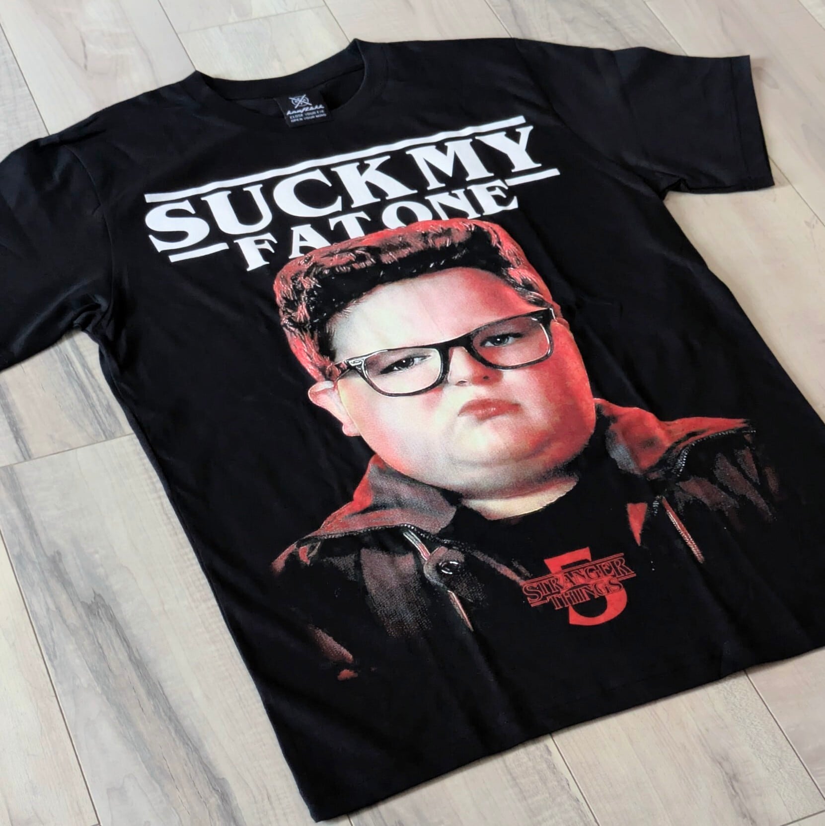 【 Stranger Things / ストレンジャーシングス  】『 SUCK MY FAT ONE 』 デレク Tシャツ / ストレンジャーシングス Season5〚アメリカン雑貨 アメトイ〛