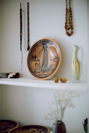 Hungarian hand painted plate（羊飼いの男性）