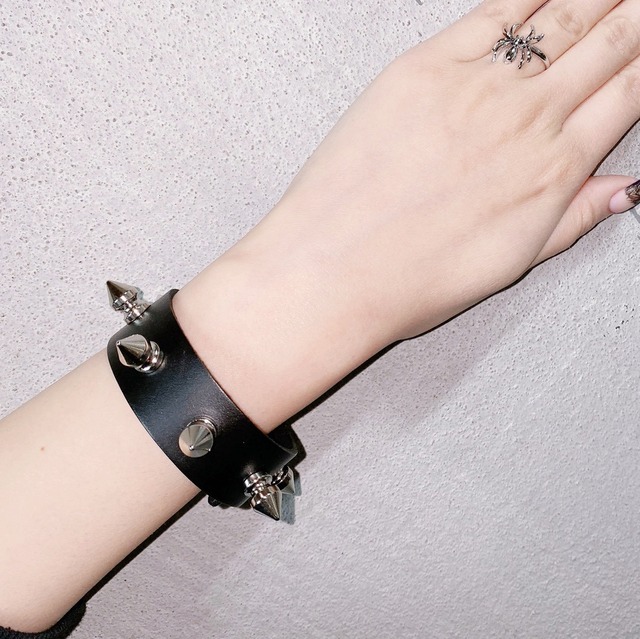 【3/3新着】スタッズブレスレット