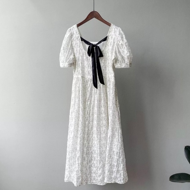 送料無料 D943 バックブラックリボン パール パイピング パフスリーブ フラワー ワンピース ホワイト 後ろリボン 白ワンピース 白 黒リボン バックシャン 半袖ワンピース 花柄ワンピース クラシカル パフスリーブ レースワンピース バックリボン インポート