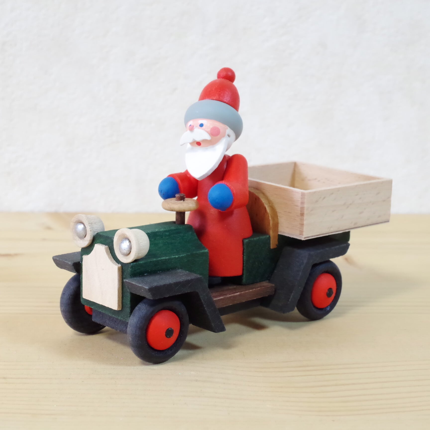ピエール 車に乗るサンタ | 木のおもちゃ専門店 おもちゃ箱 イカロス