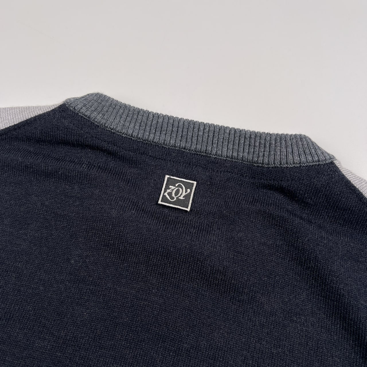 ZOY ゾーイ DRESSCODE INTERNATIONAL 羊毛100% 切替 ウールニットセーター 2 /グレー系 ロゴパッチ 刺繍 ゴルフ ウェア/薄手