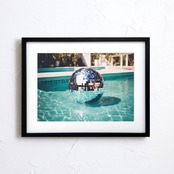 Pool party｜プールに浮かぶミラーボールの不思議な世界観アート｜夏気分を高めるモダンポスター｜A3ポスター