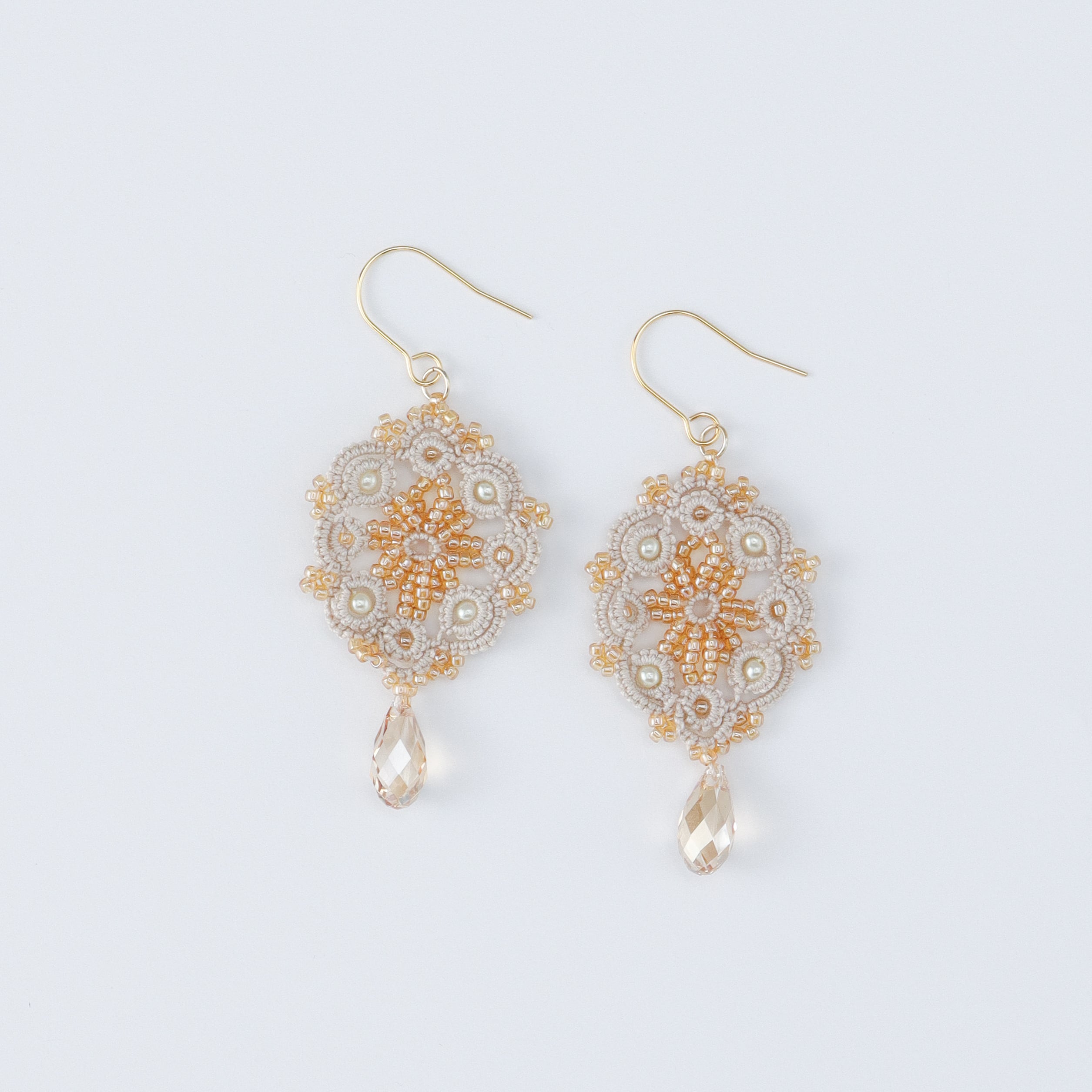 タティングレースとビーズのピアス Deco＜デコ＞ Beige  ※イヤリングに変更可