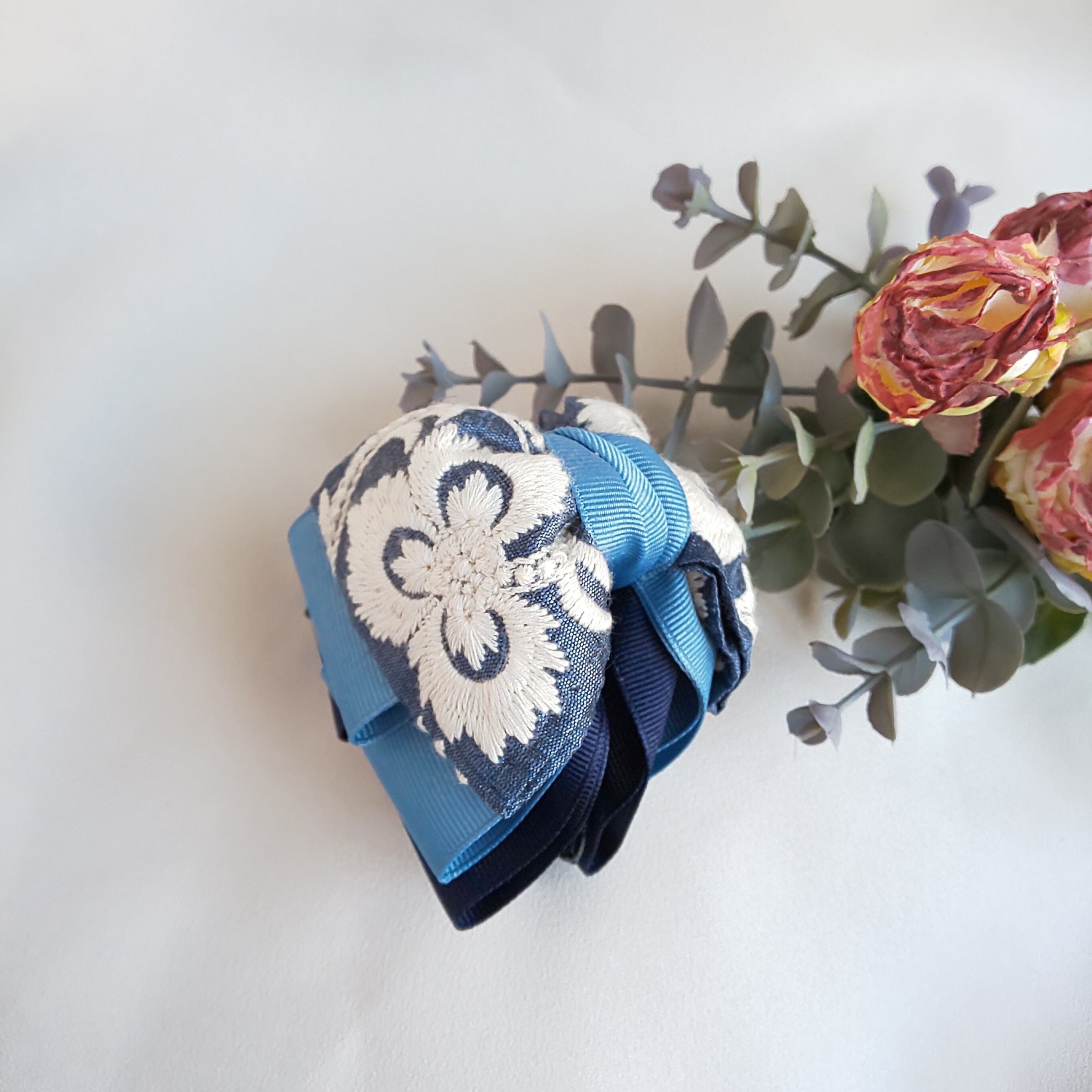 No.2454 薔薇 リボン モチーフ  2色  20枚 椿・胡蝶蘭・マムのしめ飾り⁄アナベル-おしゃれなナチュラルリース