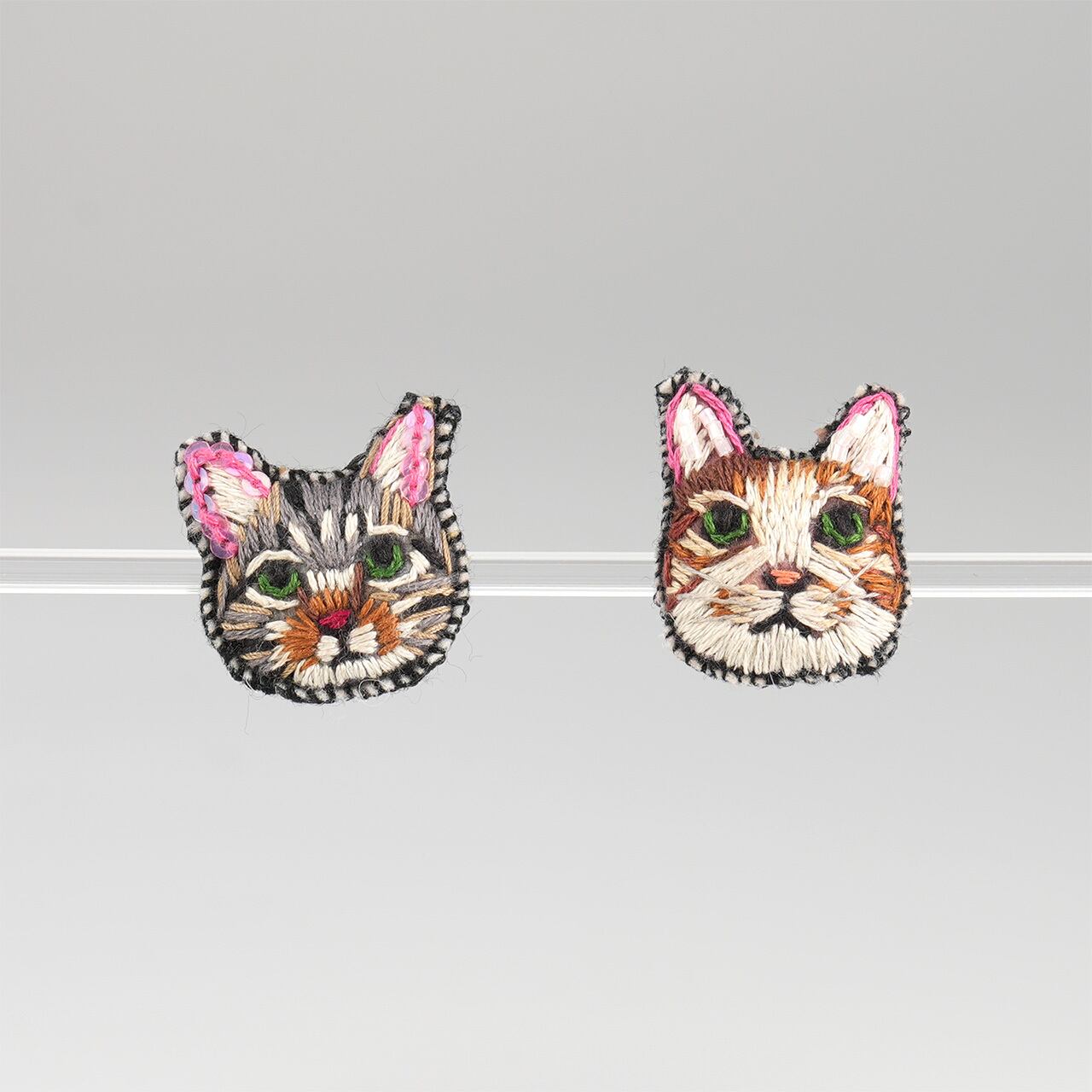 刺繍カボション 猫 flowerスワロフスキー　ピアスorイヤリング 刺繍カボション 猫 flowerスワロフスキー ピアスorイヤリング