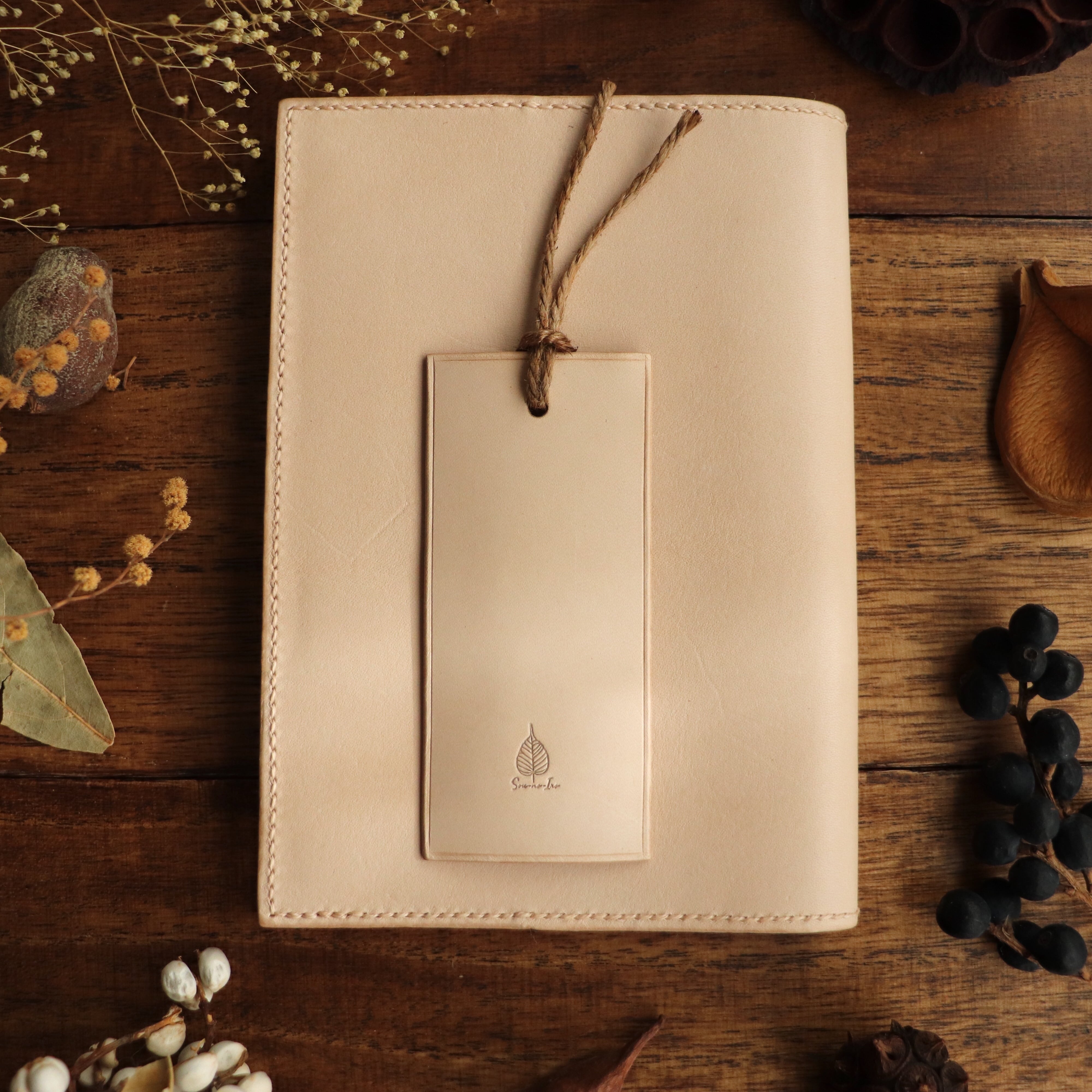 ヌメ革の栞 | 草木染レザー Sou-no-Iro