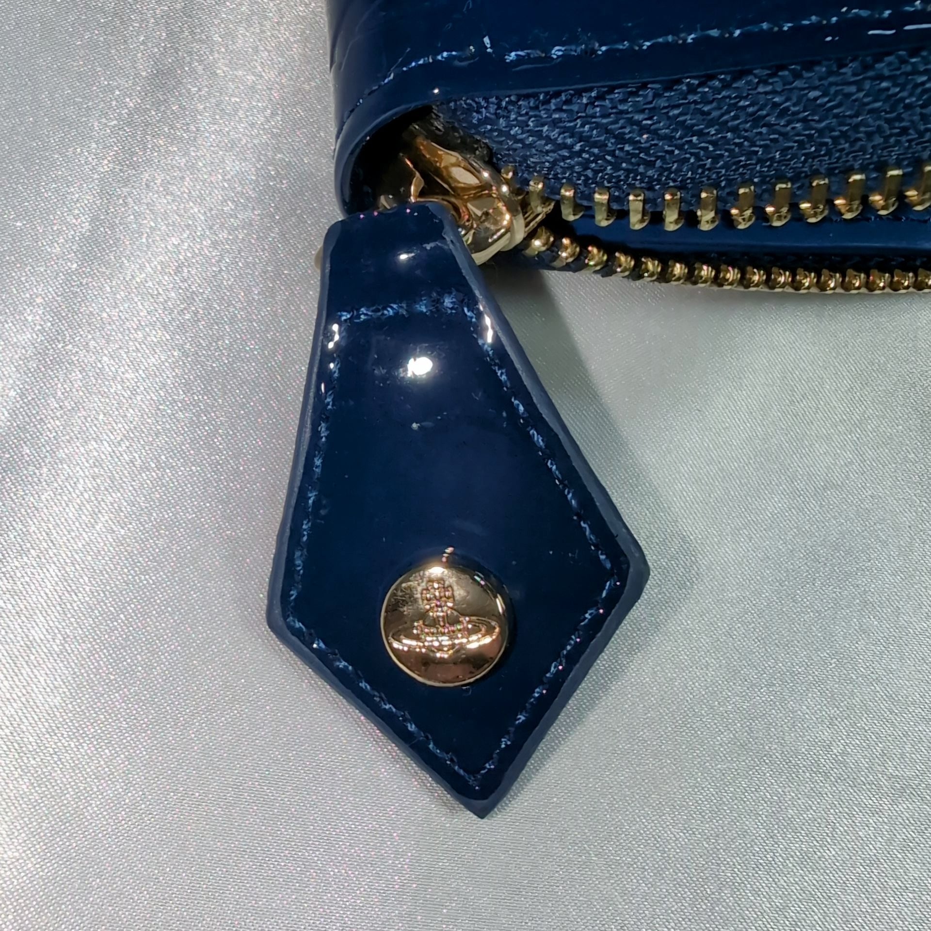 ヴィヴィアンウエストウッド ラウンドファスナーエナメル長財布 ブルー