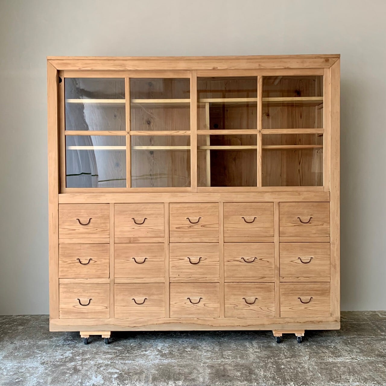 引き出し15杯付の食器棚　古家具　0737