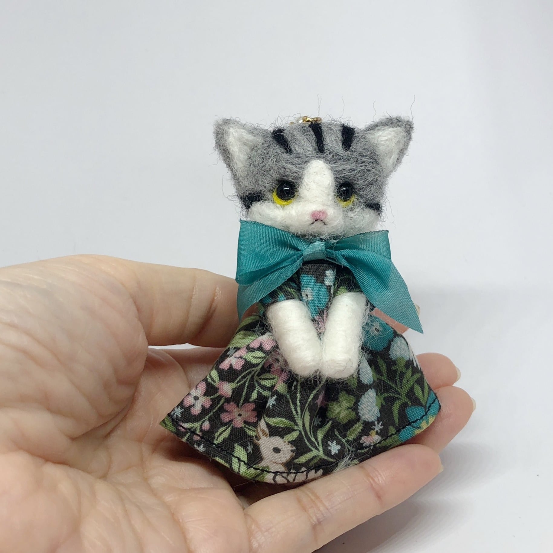 羊毛フェルト猫ちゃんバッグチャーム 灰色×白 | tinkleshop