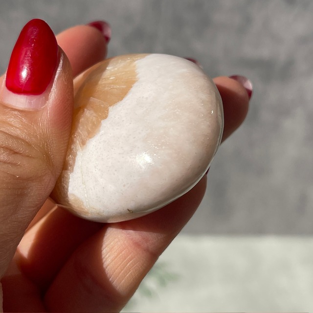 インド産【スコレサイト×スティルバイト】パームストーン ③ 握り石｜鉱物 天然石 パワーストーン