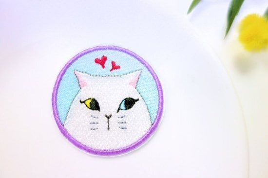 シールにもなる猫の刺繍ワッペン◇オッドアイが素敵な白猫 nana（なな