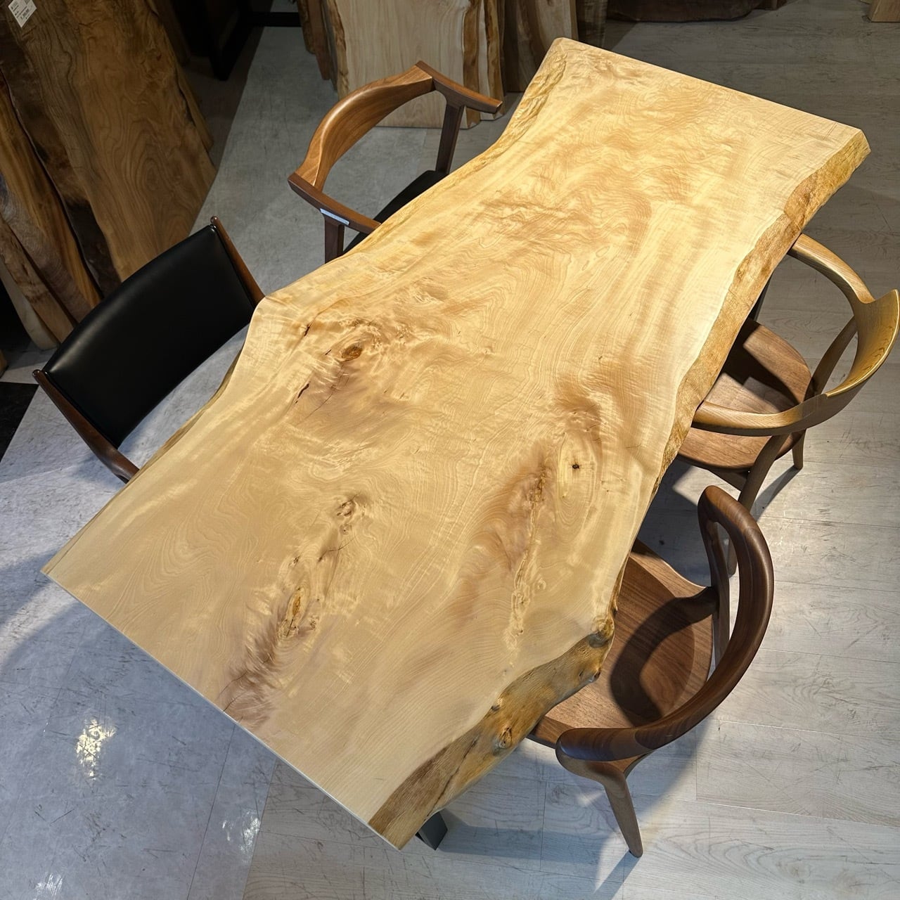 栃（トチ） 一枚板 | 千年家具 - 一枚板 テーブル専門店