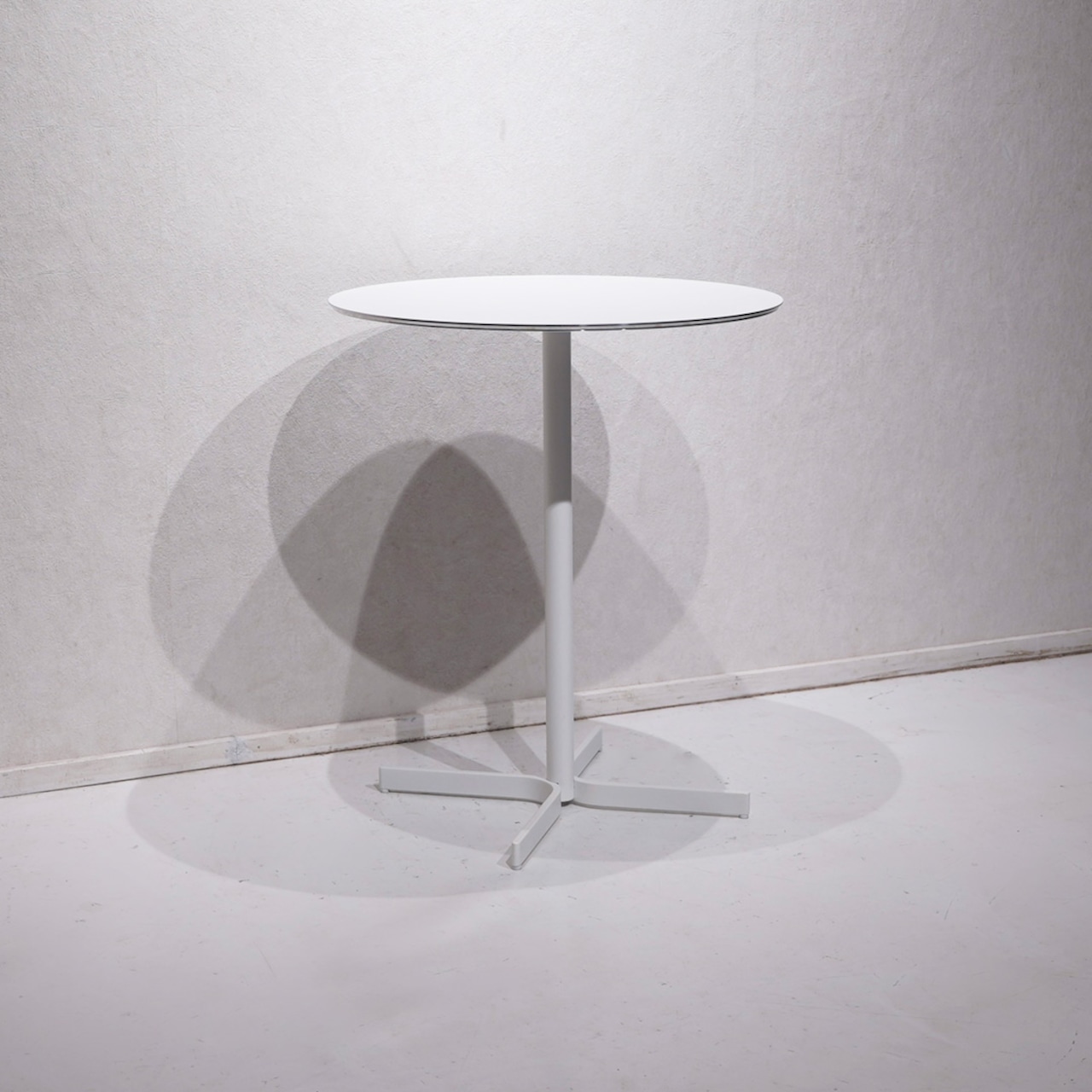 by interiors バイインテリアズ XTテーブル 円形 カフェテーブル 北欧 モダン 田渕智也 デザイナーズ テーブル / 関連:ヴィトラ ラパルマ