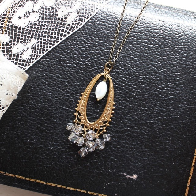 硝子の雫と、マザーオブパール スワロフスキー・アンティークstyle ペンダント・ネックレス