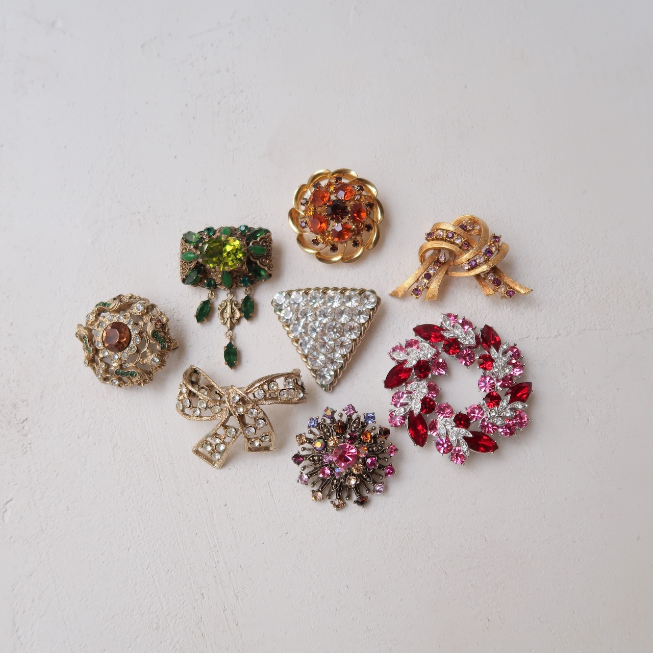 オレンジとグリーンのブローチ